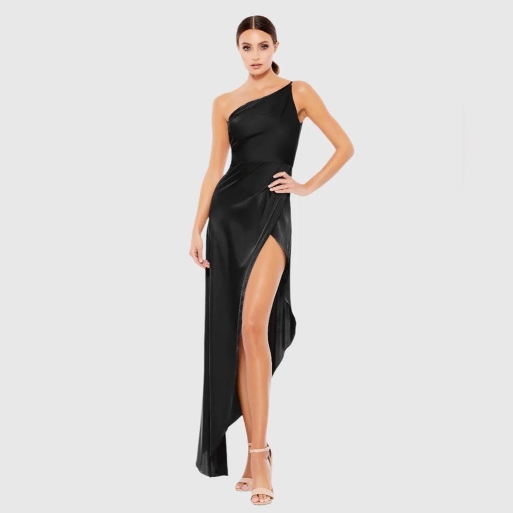 IEENA FOR MAC DUGGAL 70117 NWT
Black One Shoulder Hi-Low Draped Charmeuse Dress